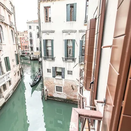 Rialto Canal View Deluxe R&r Apartment